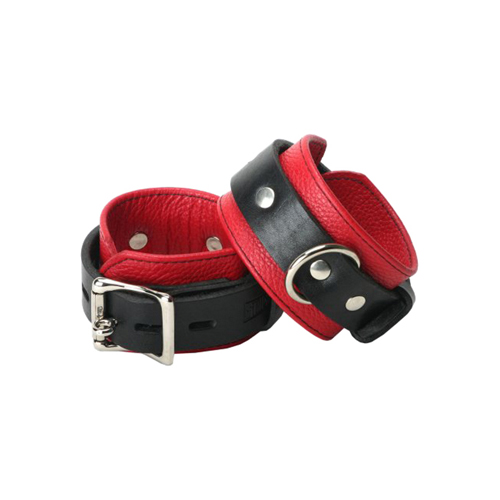 Strict Leather Deluxe Black and Red Locking Cuffs Aanbieding! van € 97.95 Voor slechts € 63.67!